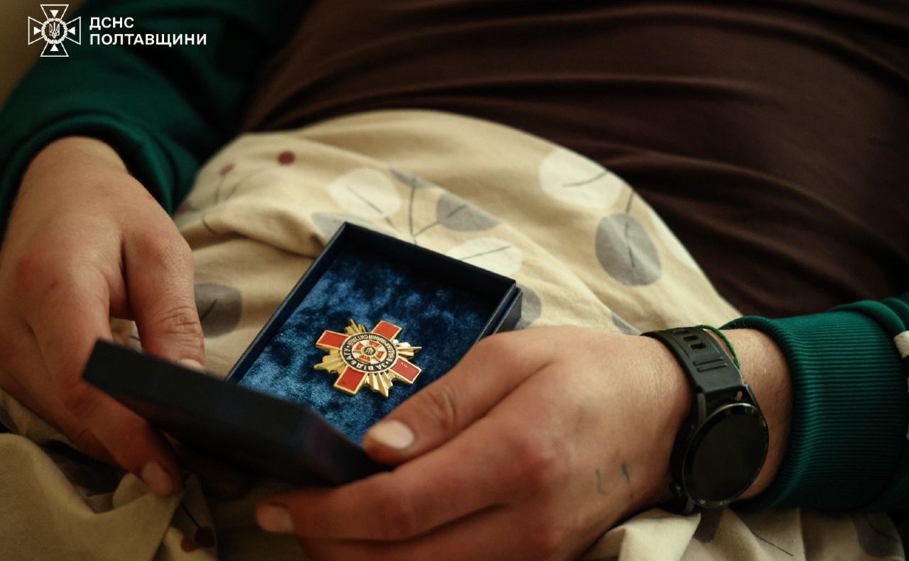 Голова ДСНС України Андрій Даник нагородив поранених рятувальників із Полтавщини
