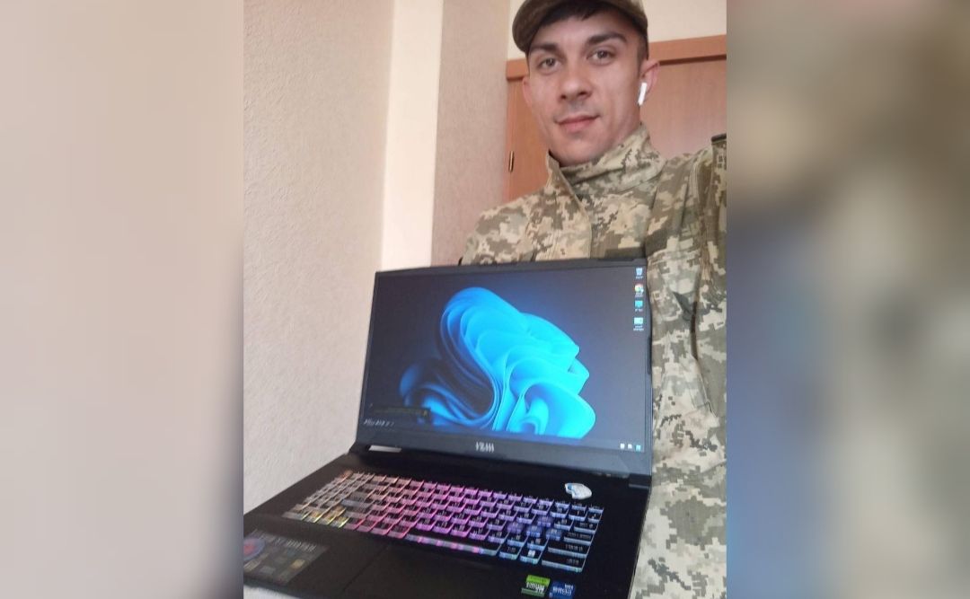 Олександр Біленький передав земляку-захиснику ноутбук