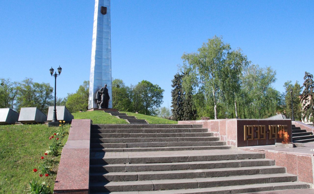 У Решетилівці на монументі Слави оновили роки Другої світової війни