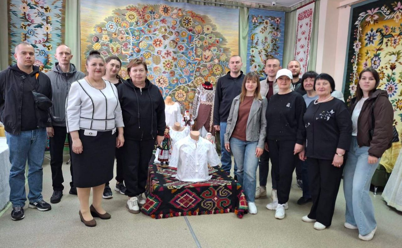 Всеукраїнський центр вишивки та килимарства відвідали освітяни із Хорольської громади