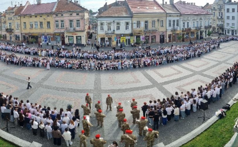 У Дрогобичі встановили рекорд України — зібрали найбільшу кількість вишиваних автентичних рушників