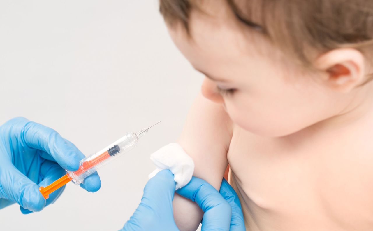 В Україну доставили понад 70 000 доз вакцини для захисту дітей одразу від трьох хвороб