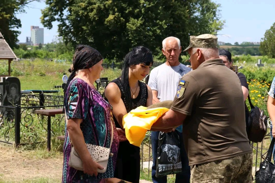 Решетилівська громада провела в останню путь старшого солдата Ігоря Дроботая з селища Покровське