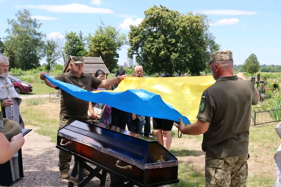 Решетилівська громада провела в останню путь старшого солдата Ігоря Дроботая з селища Покровське