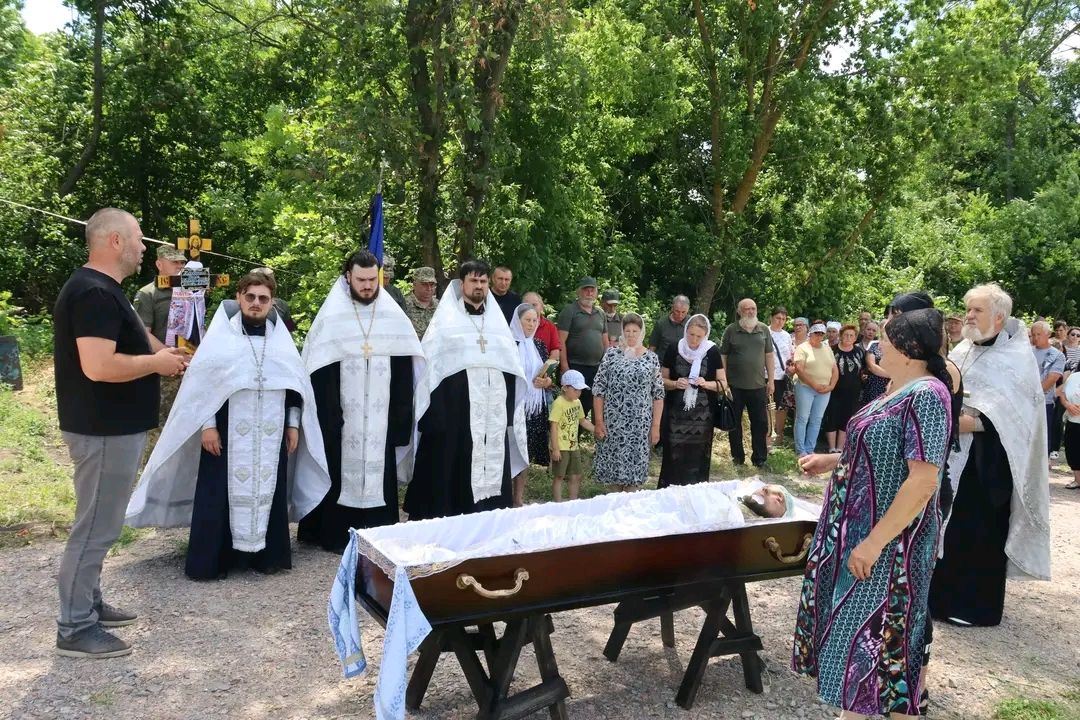 Решетилівська громада провела в останню путь старшого солдата Ігоря Дроботая з селища Покровське