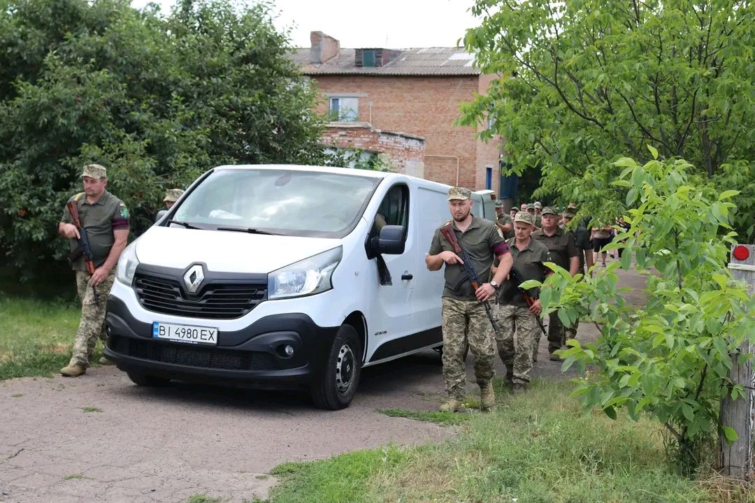 Решетилівська громада провела в останню путь старшого солдата Ігоря Дроботая з селища Покровське