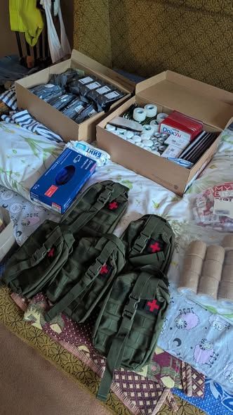 Волонтерка Наталя Легка забезпечує військо тактичними аптечками
