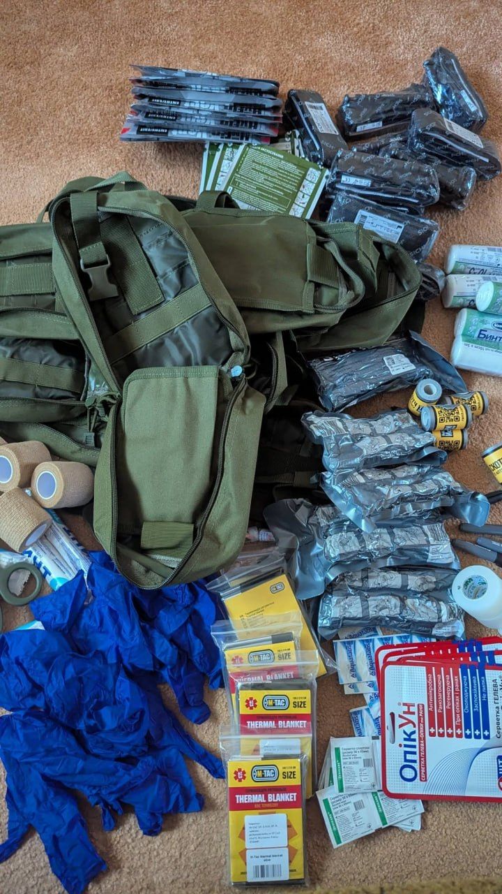 Волонтерка Наталя Легка забезпечує військо тактичними аптечками