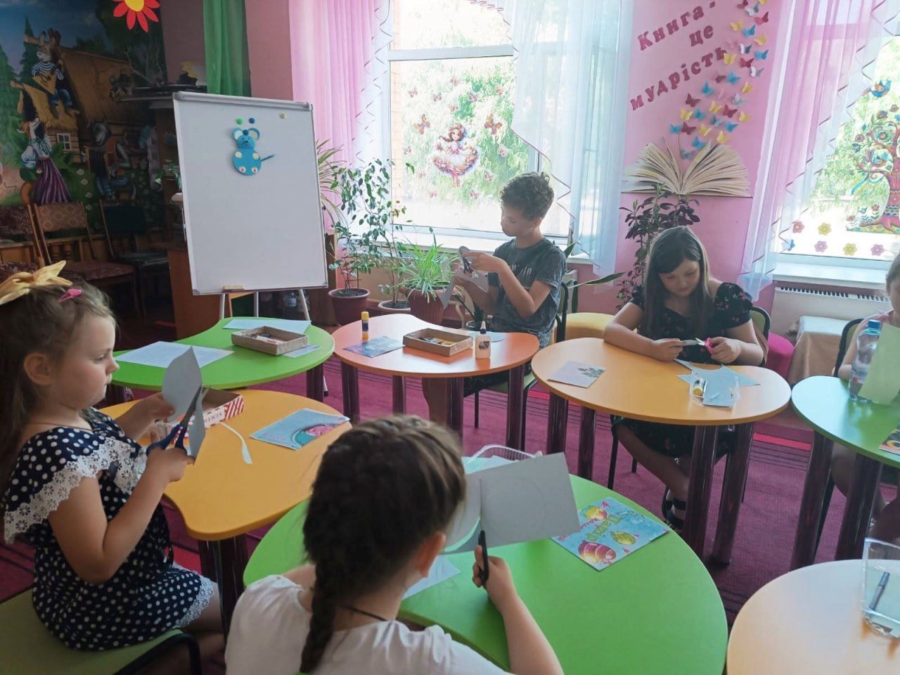 Дітлахи відвідали майстерклас із паперопластики