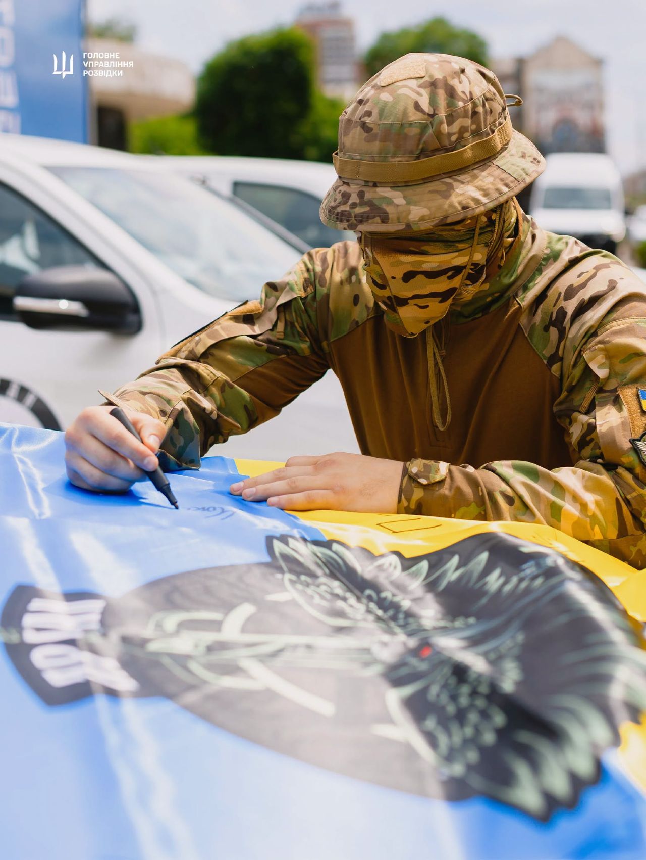 Хор «Гомін» передав бійцям ГУР 150 FPV-дронів і чотири пікапи