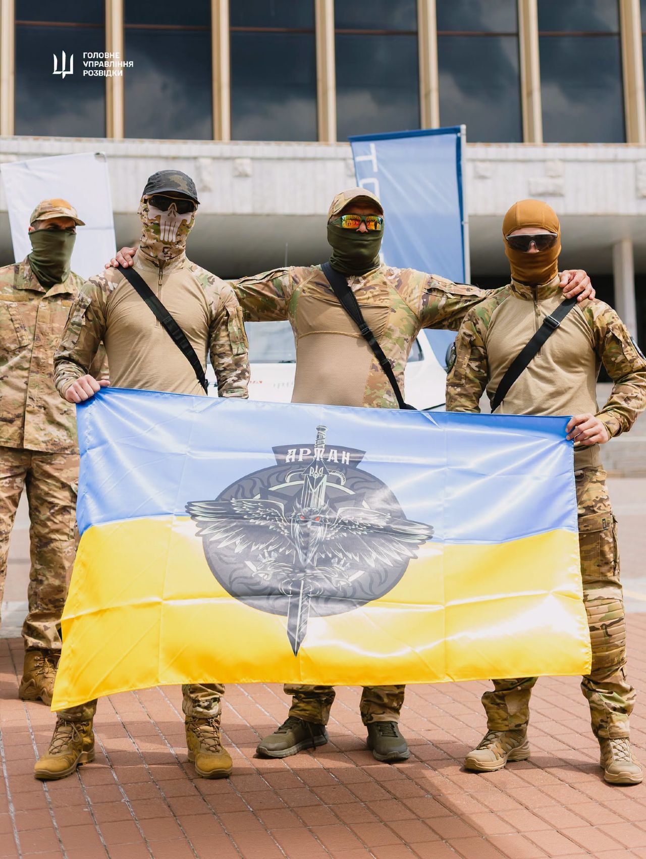 Хор «Гомін» передав бійцям ГУР 150 FPV-дронів і чотири пікапи