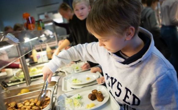 Уряд завчано розподілив гроші на організацію харчування у школах