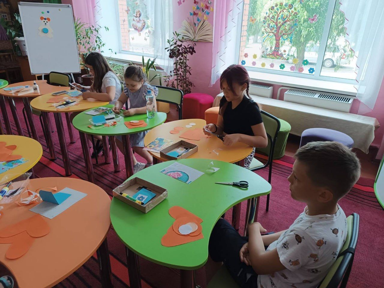 Дітлахи відвідали майстерклас із паперопластики
