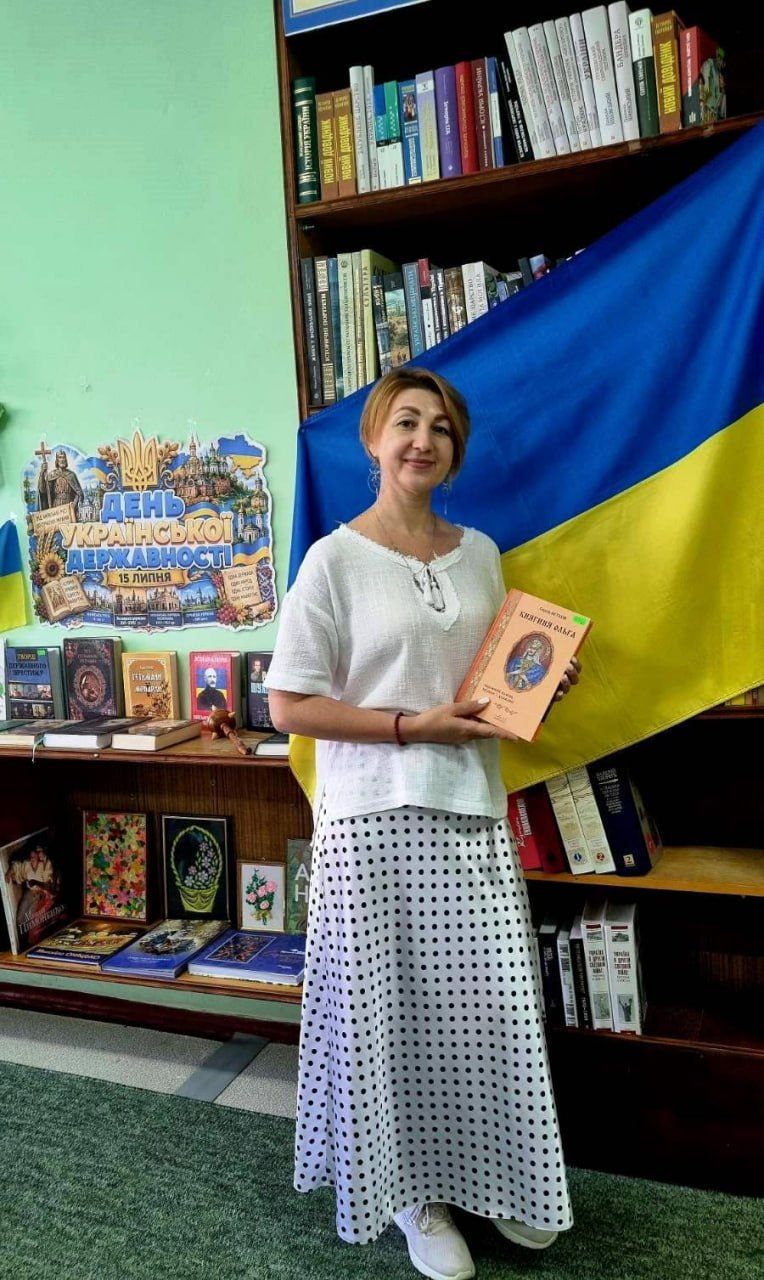У книгозбірнях громади презентували виставки до Дня Державності України