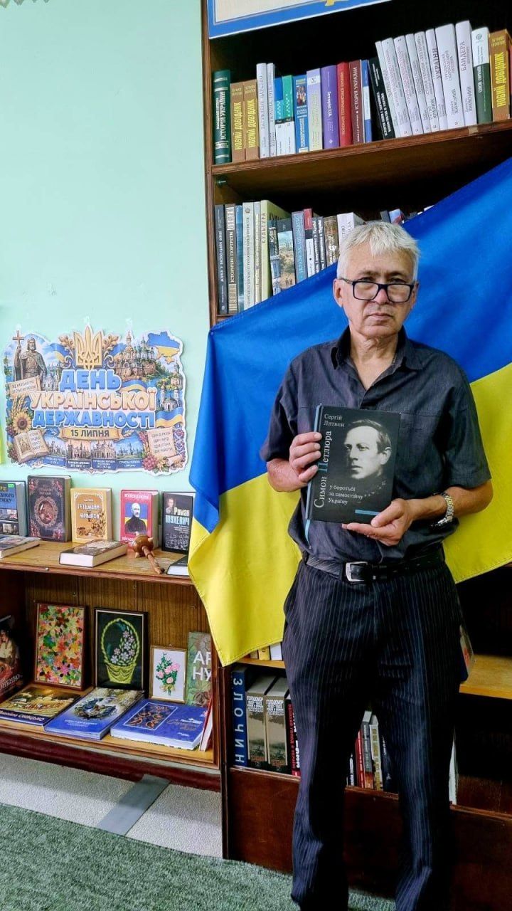 У книгозбірнях громади презентували виставки до Дня Державності України