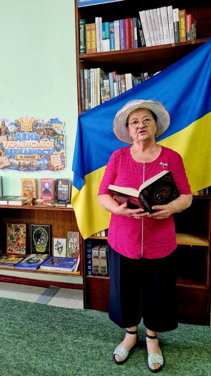 У книгозбірнях громади презентували виставки до Дня Державності України