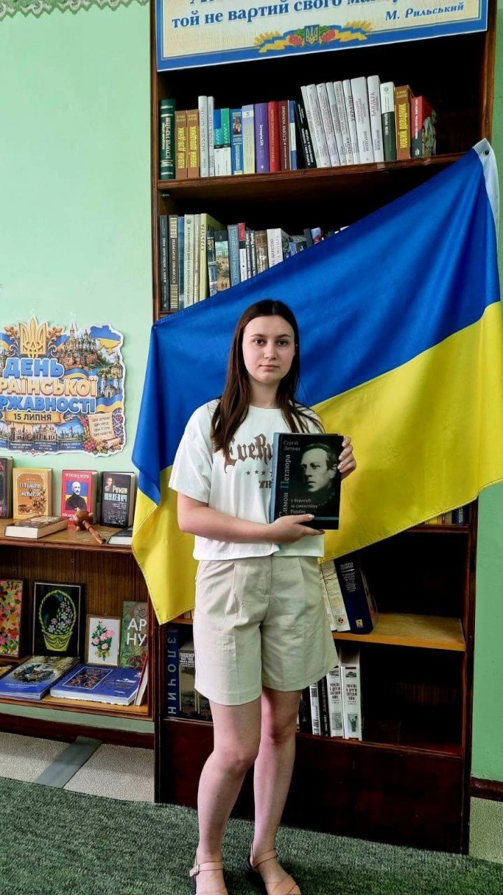 У книгозбірнях громади презентували виставки до Дня Державності України