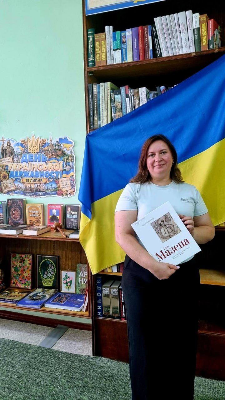 У книгозбірнях громади презентували виставки до Дня Державності України
