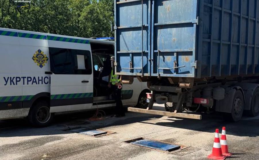 На Полтавщині зупинили чергову перевантажену фуру