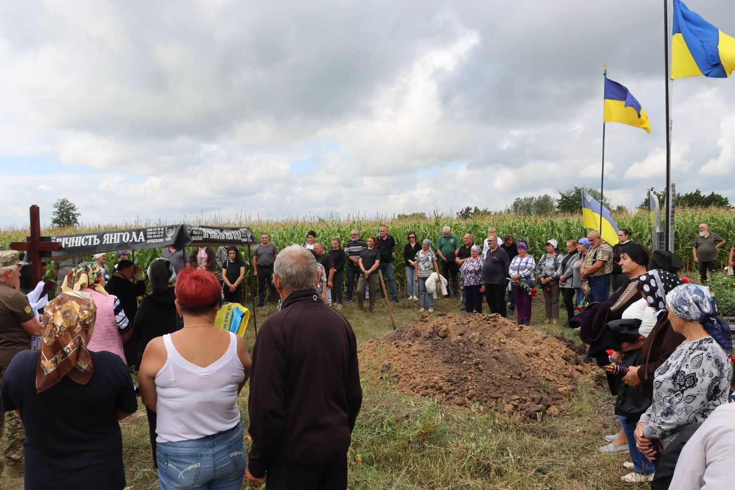 Решетилівська громада провела в останню путь стрільця Миколу Калінку