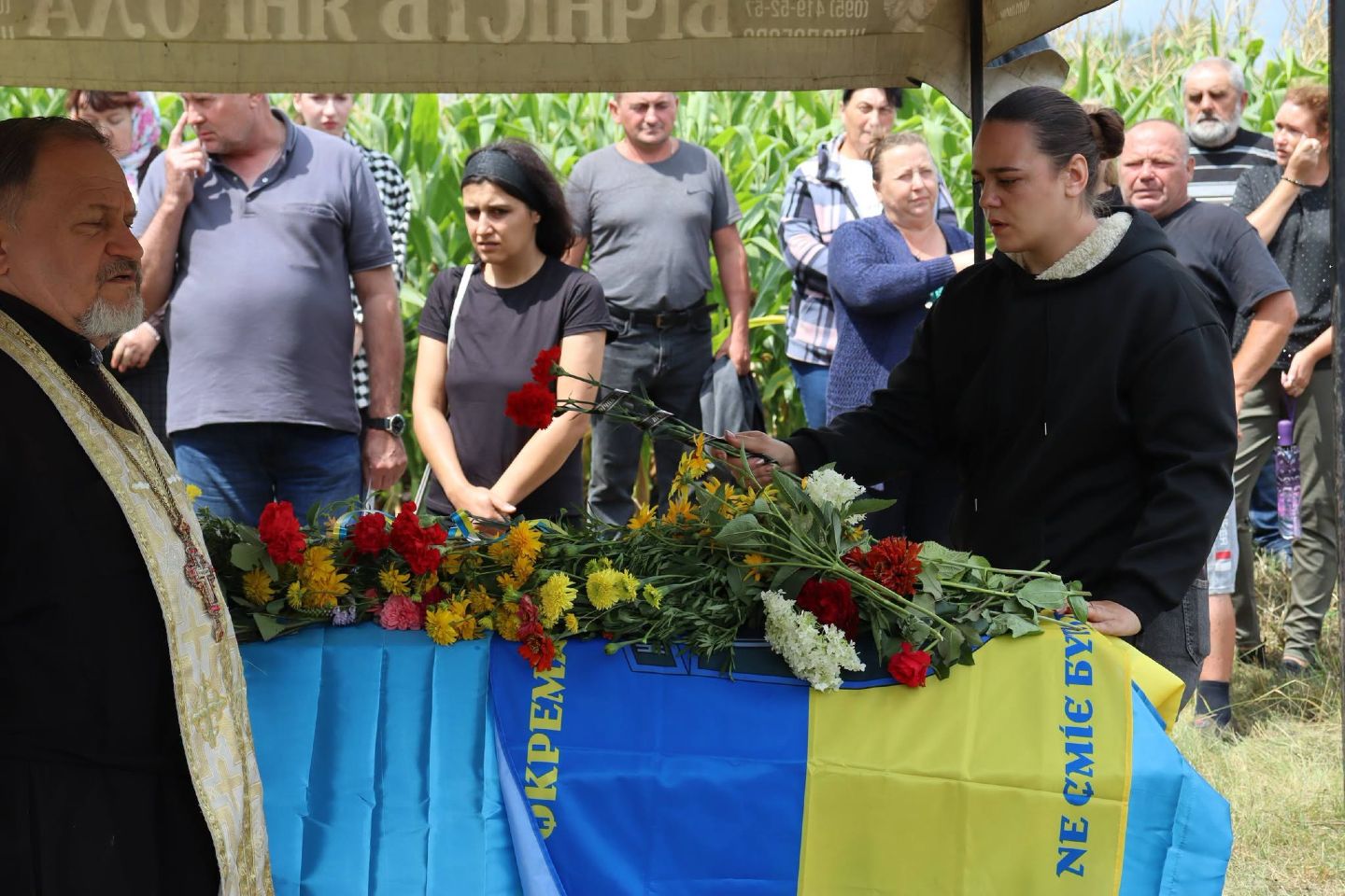 Решетилівська громада провела в останню путь стрільця Миколу Калінку