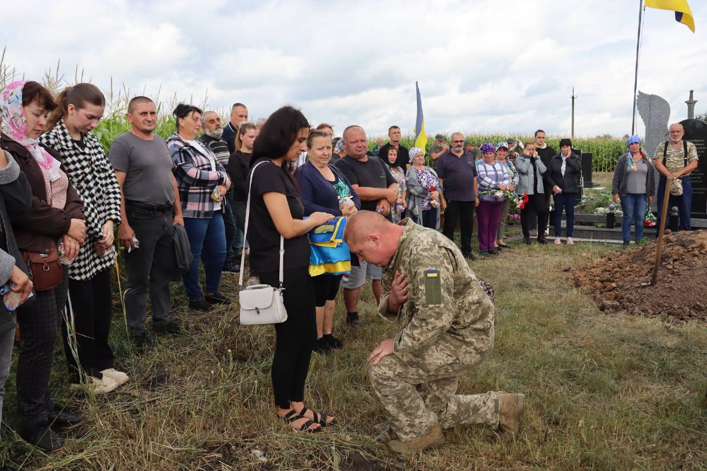 Решетилівська громада провела в останню путь стрільця Миколу Калінку