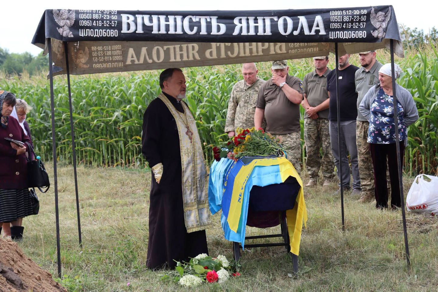 Решетилівська громада провела в останню путь стрільця Миколу Калінку