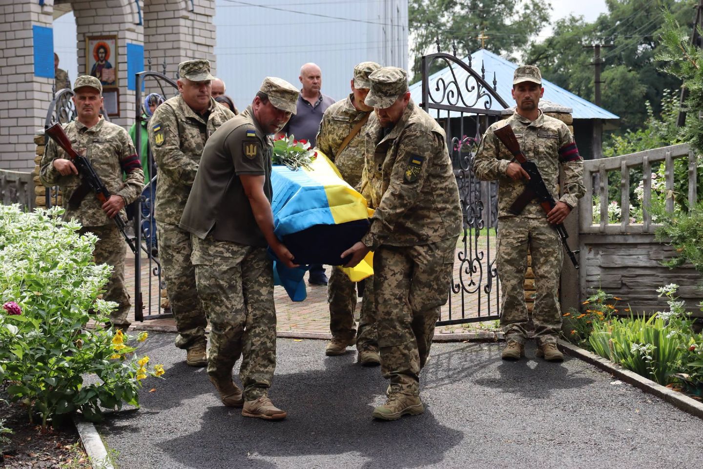 Решетилівська громада провела в останню путь стрільця Миколу Калінку