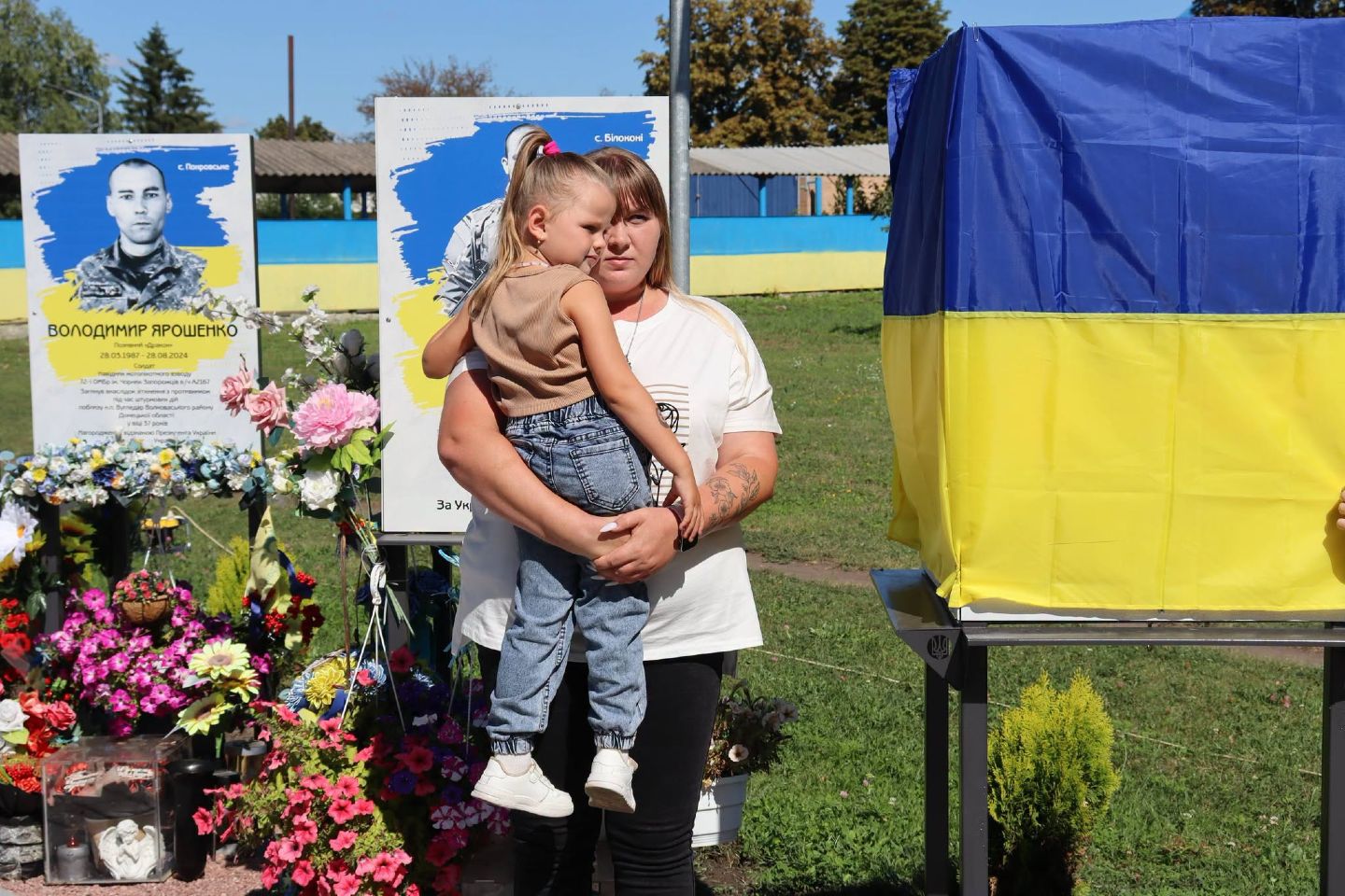 На Алеї Героїв у Покровському з’явилися ще три світлини Героїв