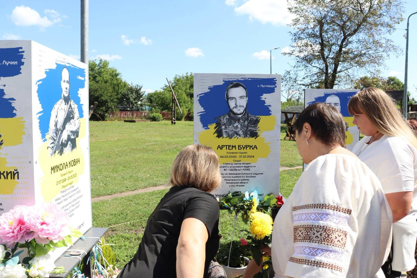 На Алеї Героїв у Покровському з’явилися ще три світлини Героїв
