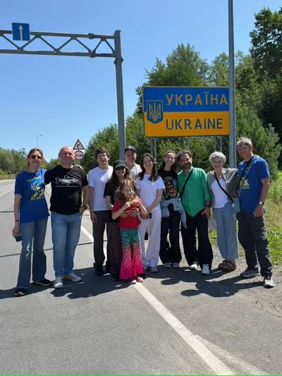 Зірка фільму «Ілюзія обману» Джессі Айзенберг приїхав до українських дітей як волонтер гуманітарної місії