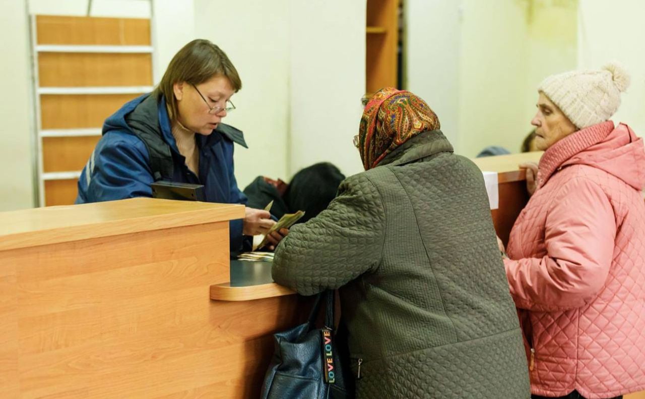 Пенсії та соцвиплати клієнтів Укрексімбанку восени переведуть на Укрпошту