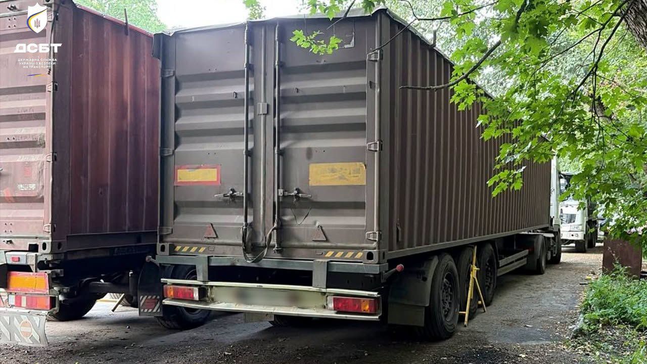 На Полтавщині знову зупинили перевантажені фури