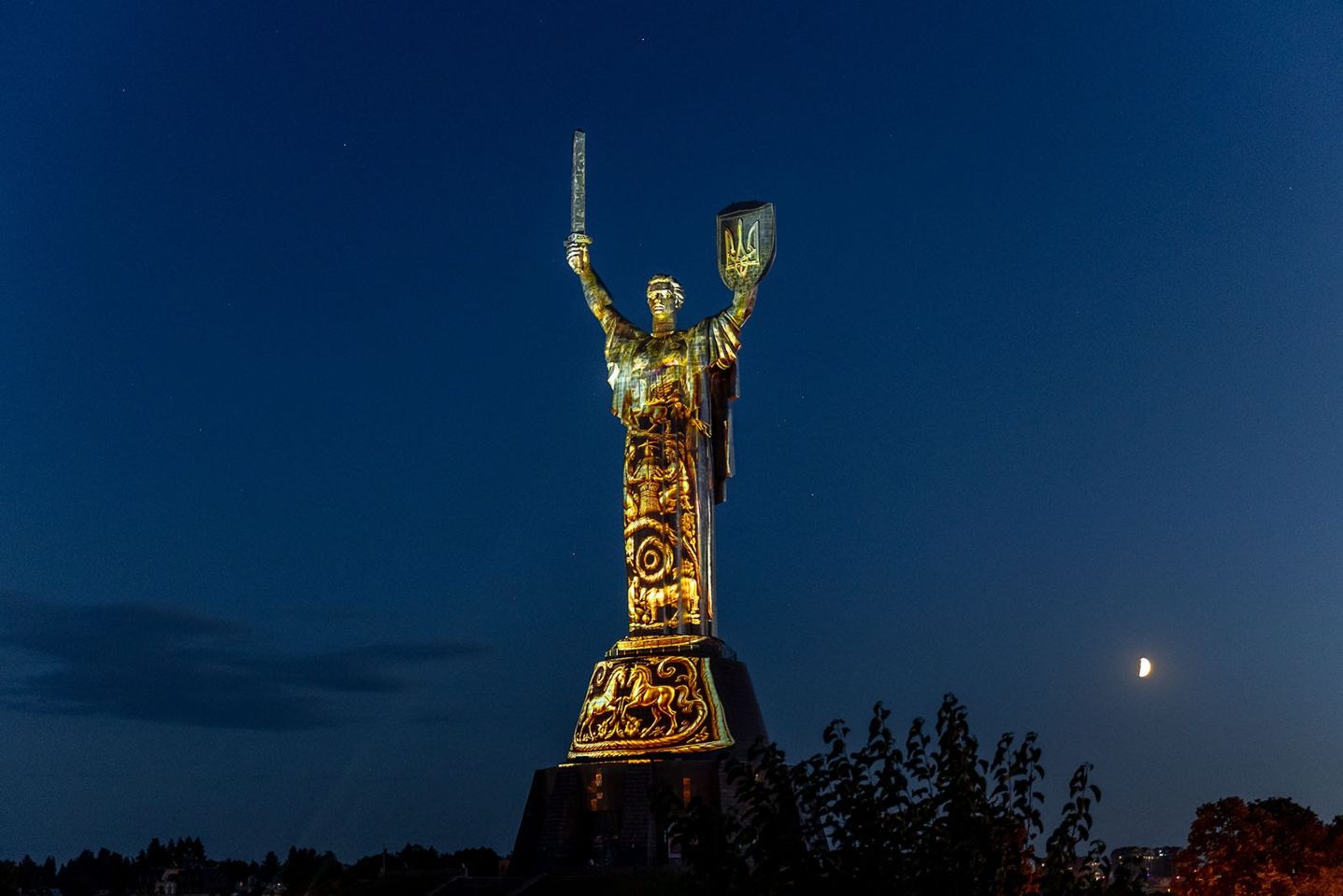 У Києві на монументі «Батьківщина-Мати» запустили масштабну 3D-інсталяцію