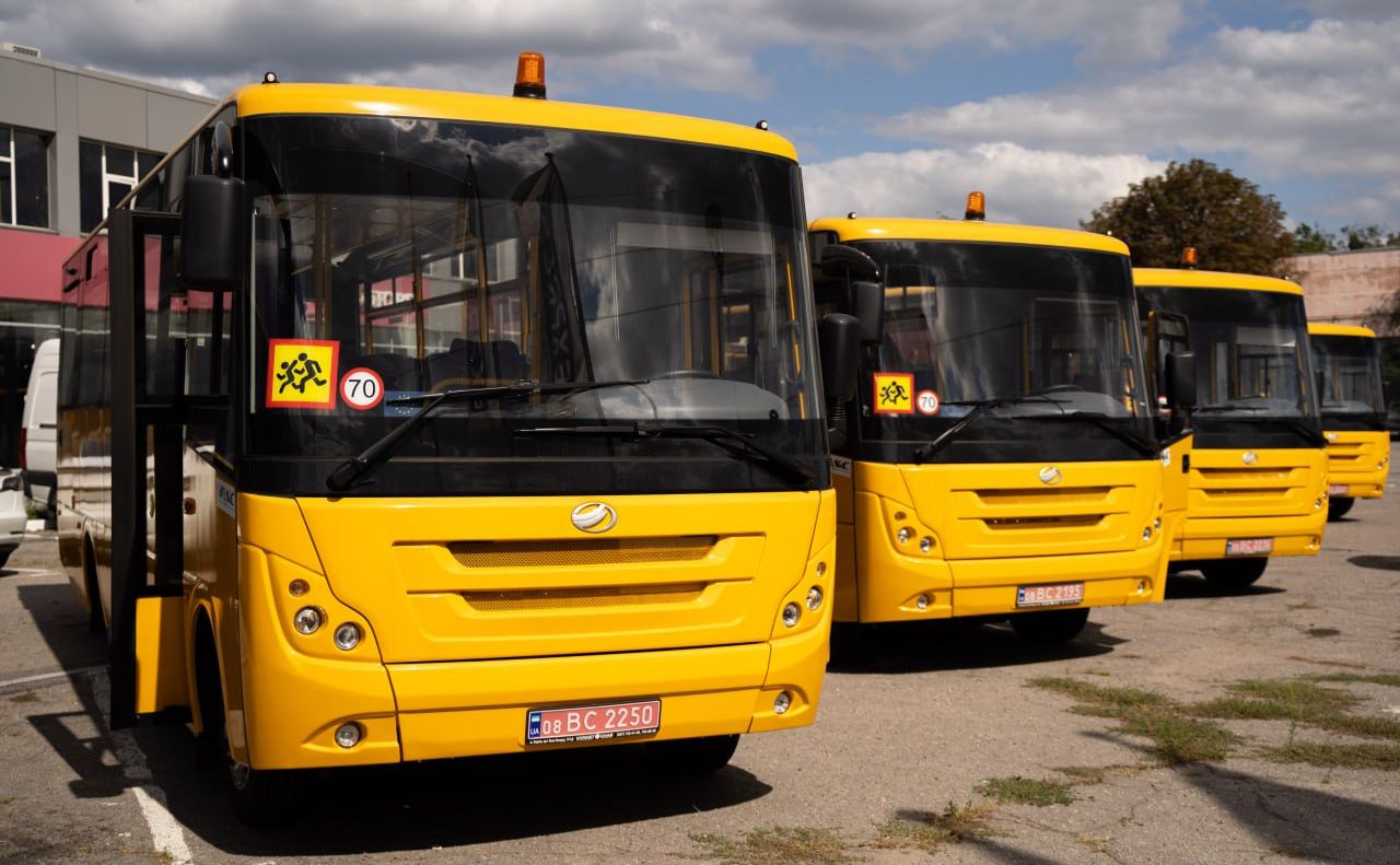 Громади області отримали ще 10 шкільних автобусів