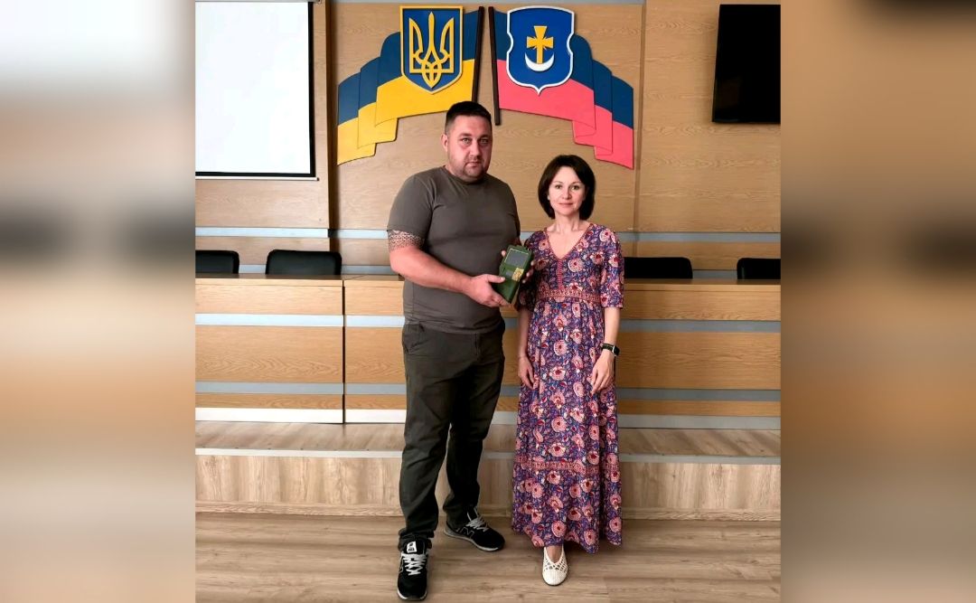 Оксана Дядюнова передала земляку детектор дронів «Дзиґа»