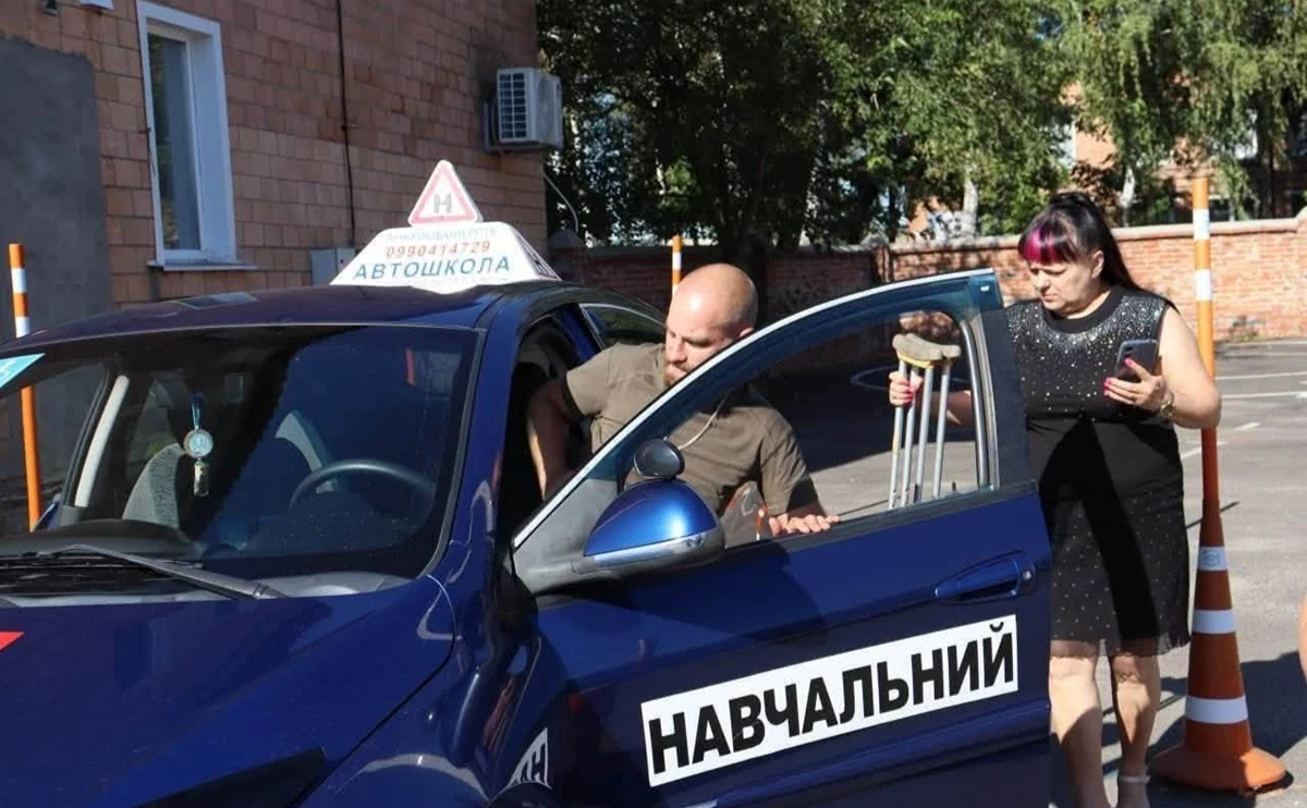 Ветерани з інвалідністю на Полтавщині можуть освоїти водіння на адаптованих авто
