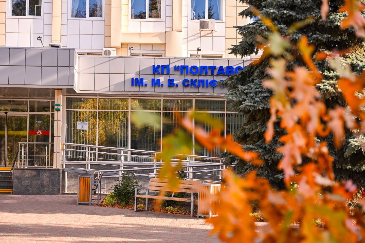 На Полтавщині хірурги видалили велику кісту та камені без жодного розрізу на животі пацієнтки