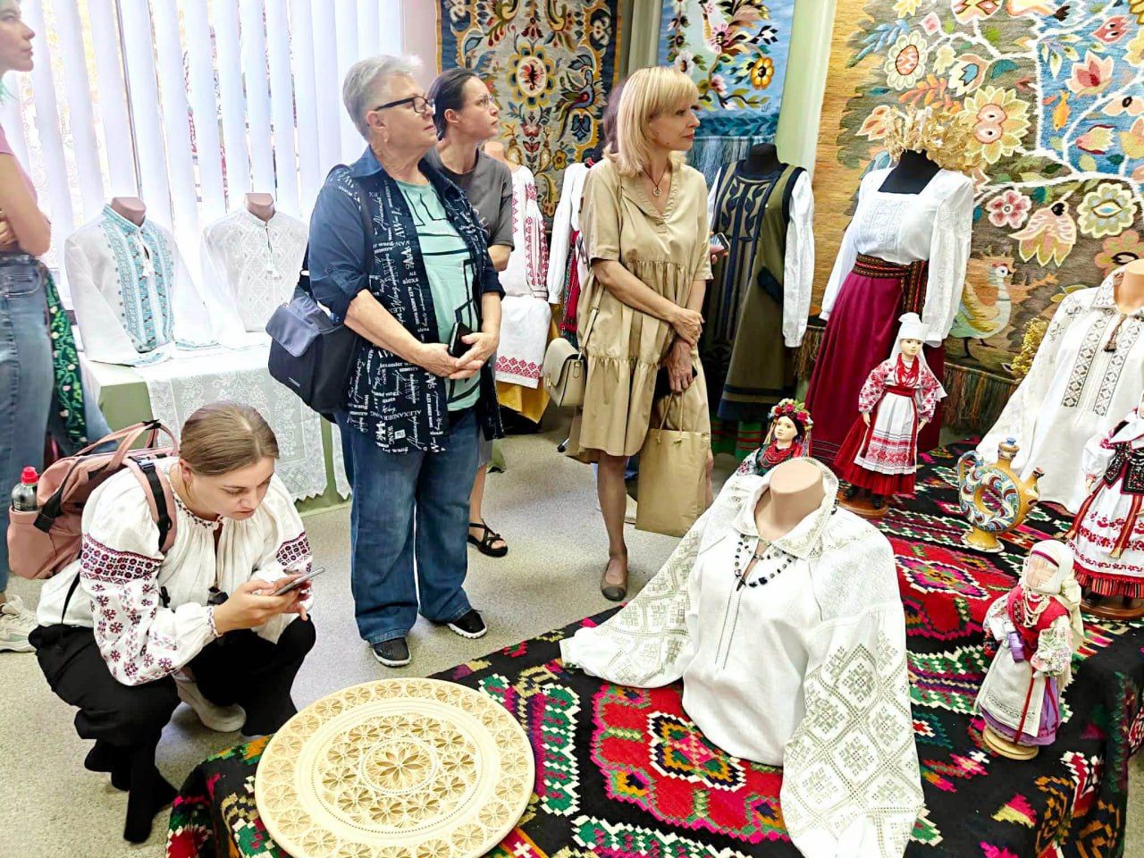 На екскурсію до ВЦВК завітали кременчуцькі вишивальниці