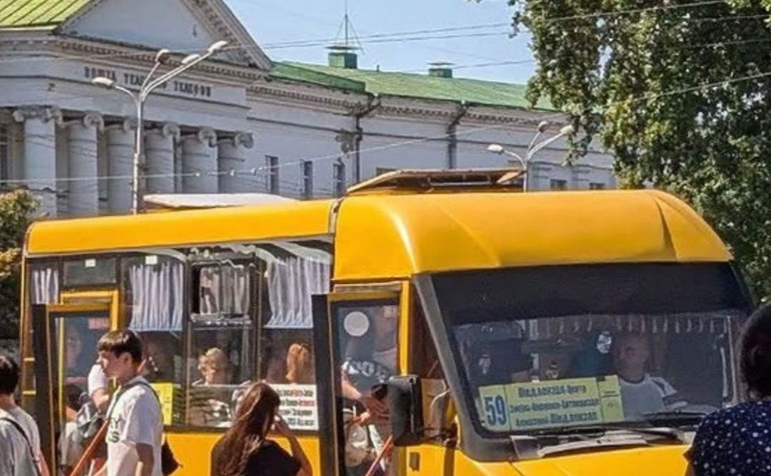 Обов’язкова зупинка на хвилину мовчання і заборона на російську музику: нові правила у полтавських маршрутках