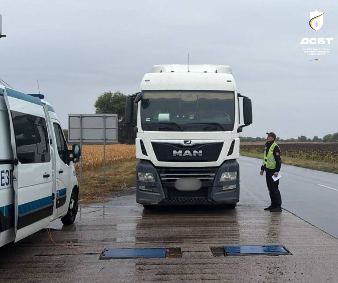 На дорогах Полтавщини зупинили десять перевантажених фур