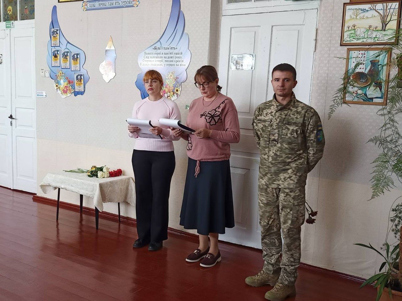 У Демидівському навчальному закладі відкрили стенд із портретами полеглих випускників-захисників