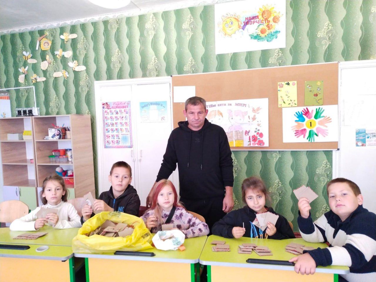 Остап’євські школярі допомагають волонтерам виготовляти окопні свічки