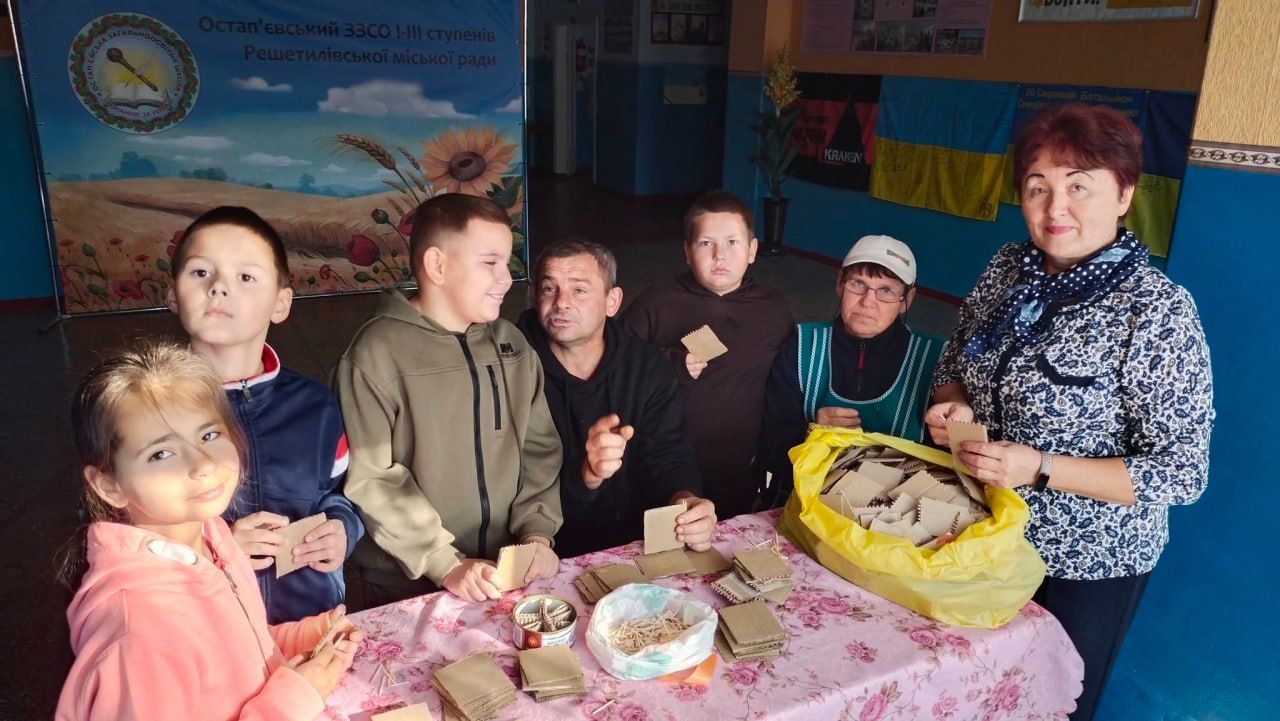 Остап’євські школярі допомагають волонтерам виготовляти окопні свічки
