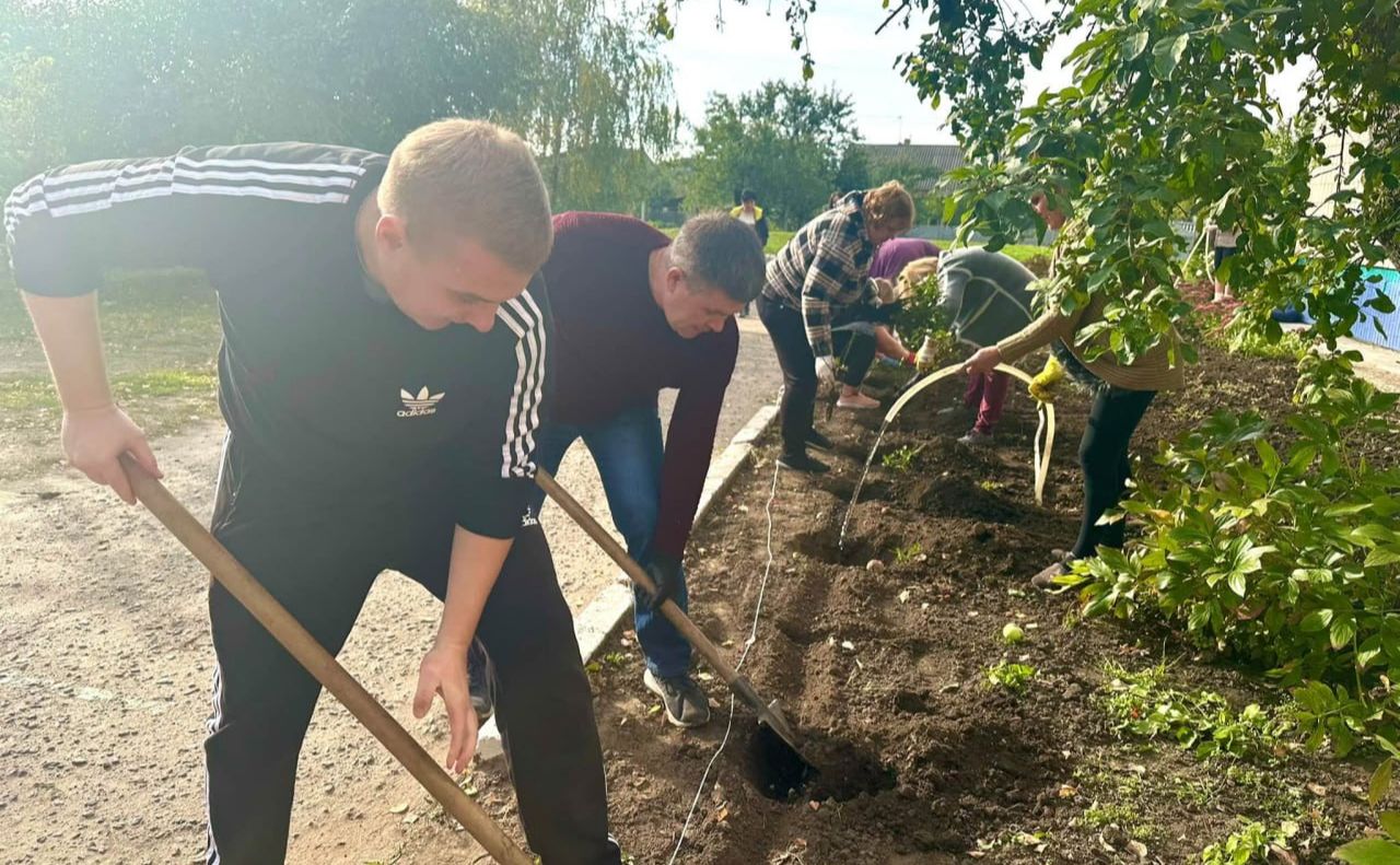 У Решетилівській «початківці» висадили пів сотні троянд