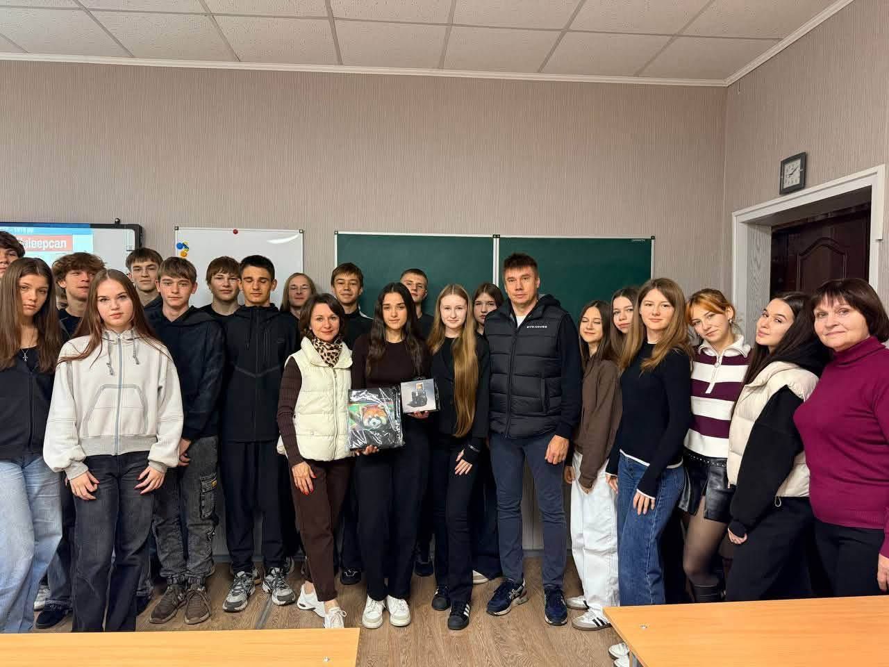 Переможниця обласного конкурсу малюнків із Решетилівки отримала подарунки